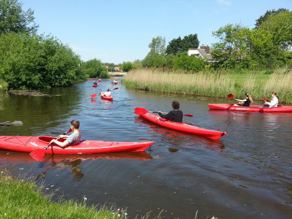 Groep gaat kanovaren door de wateren van Den Helder arrangementen op maat