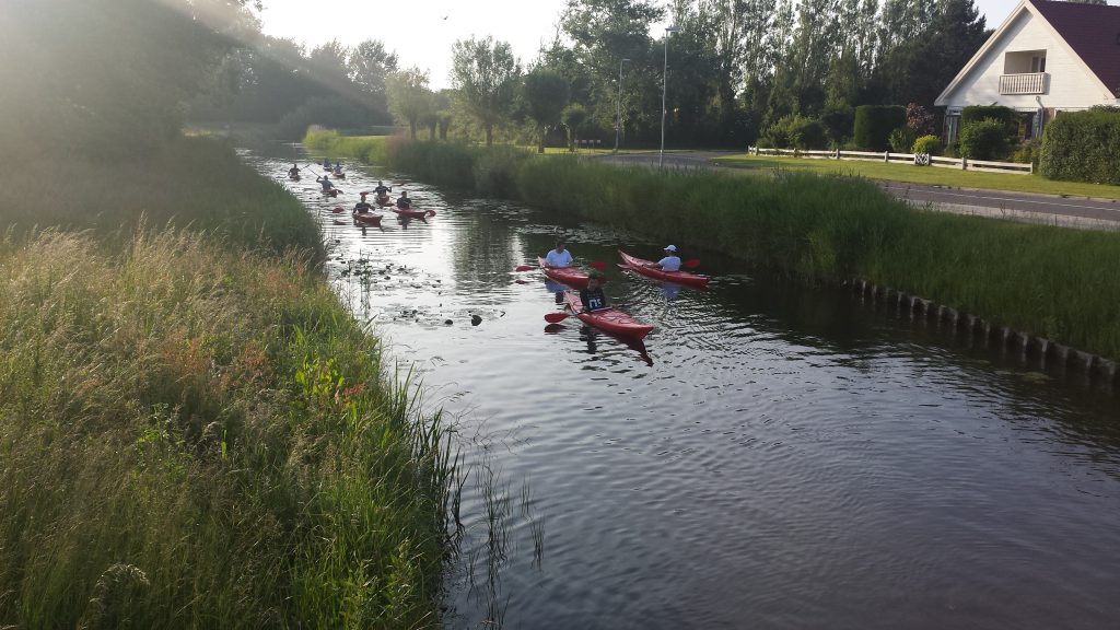 Groep gaat kanovaren vanaf startpunt Kanoverhuur Den Helder