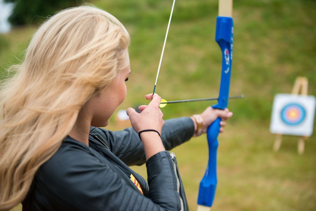 Mevrouw aan het boogschieten op een target