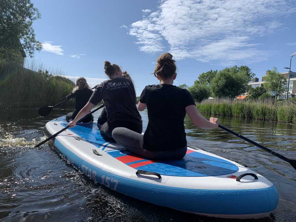 Lekker genieten van het mooie weer op een Big Sup een activiteit van De KlimVallei